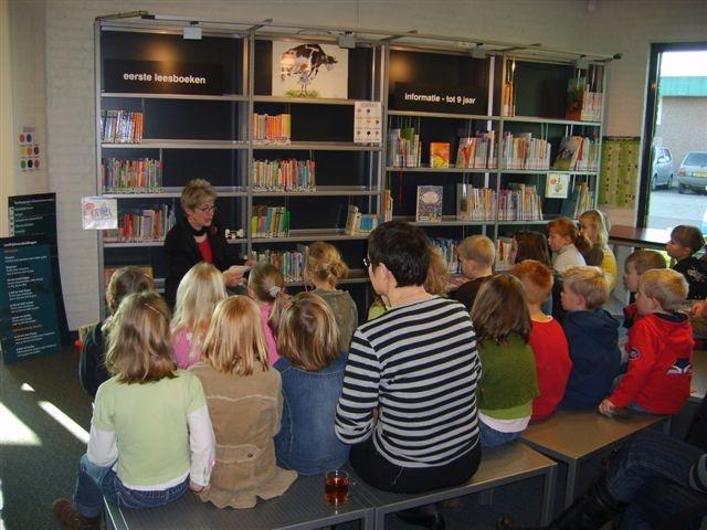 Klassenbezoek bibliotheek groep 3a en 3b (18).jpg